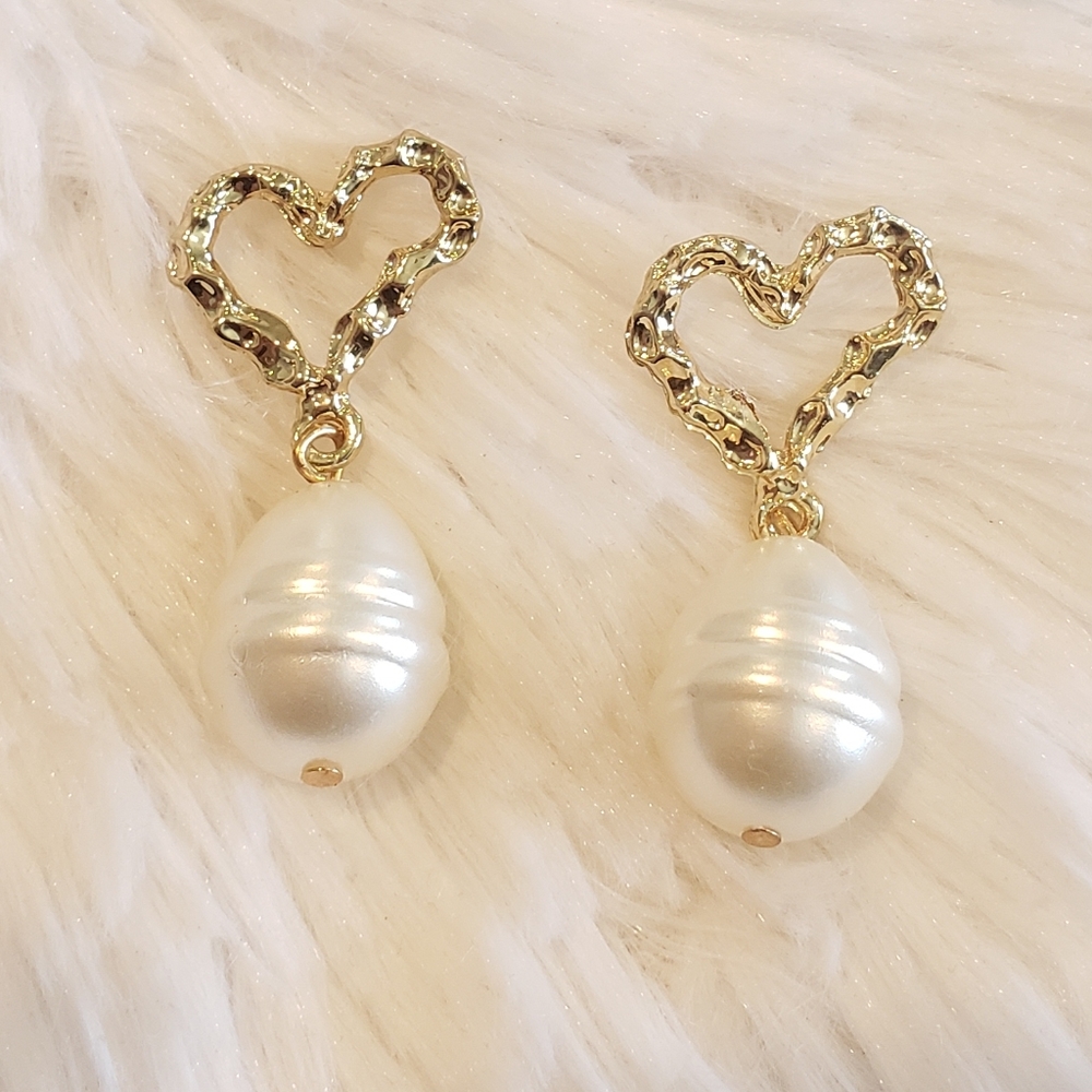 Sparkling Pearl Heart Earrings - Picture 2 of 2